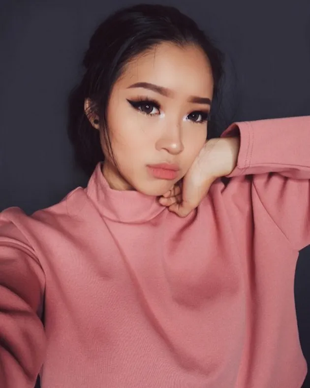 Cindercella, Beauty Vlogger