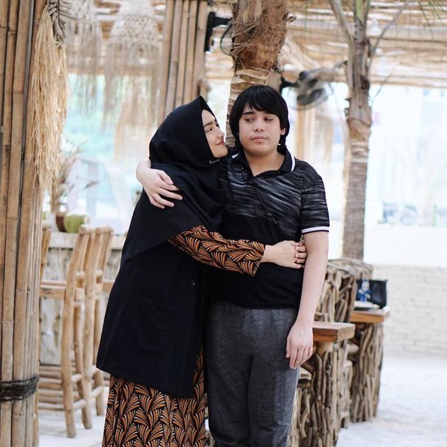 Photos of Cindy Fatika Sari and her autistic son, a strong mother with a blessed child