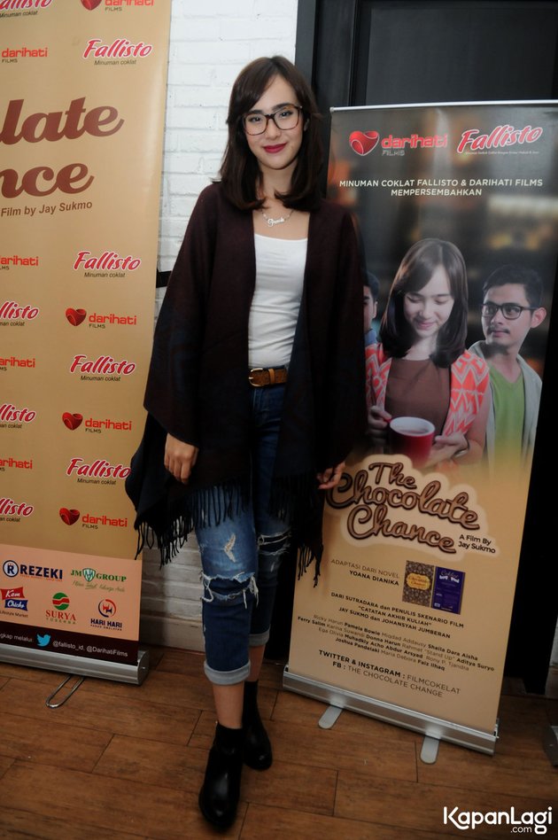 FOTO: CINTA SEGITIGA PAMELA BOWIE DIBUNGKUS HANGATNYA 