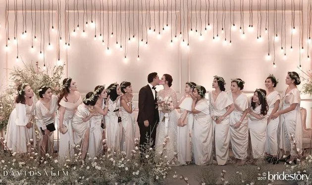 Raisa dan Hamish berciuman mesra ketika pesta resepsi pernikahan mereka di Jakarta. Bikin baper? Banget...
