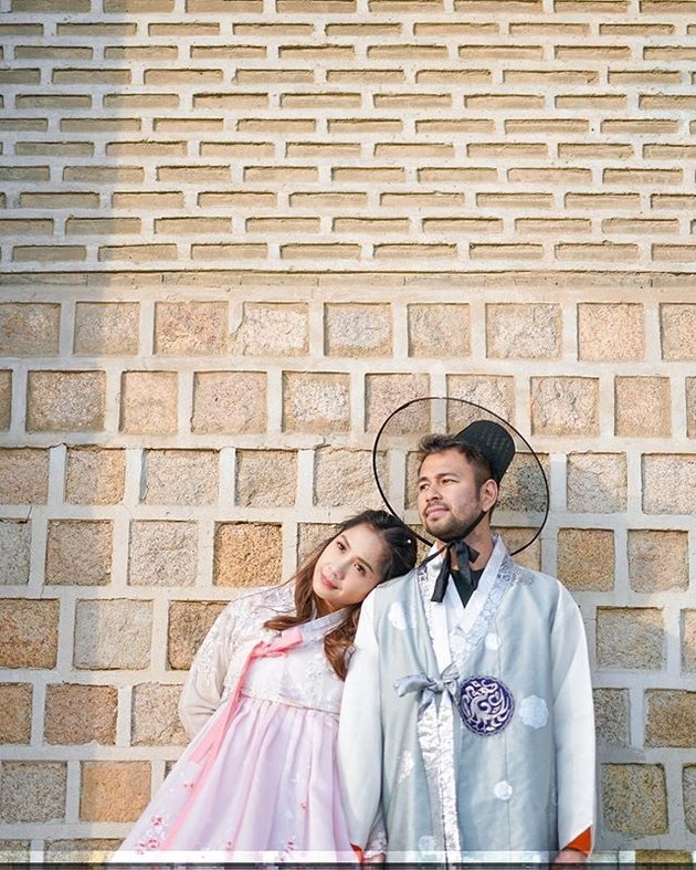 PHOTO: Romantic Kiss of Raffi Ahmad & Nagita Slavina in Korea, Wearing Hanbok in Harmony!