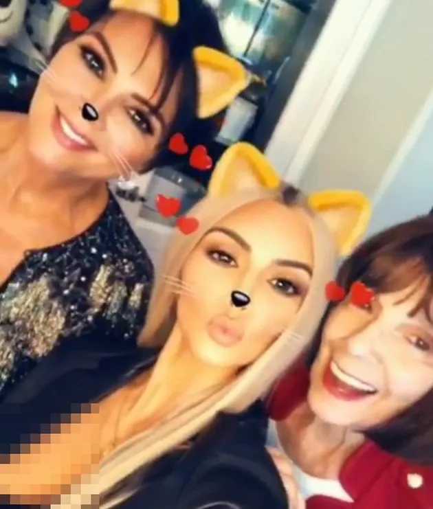 Keluarga Kardashian Asyik Ice Skating