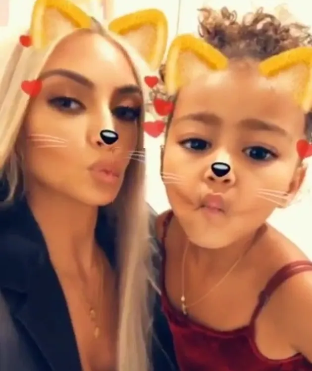 Keluarga Kardashian Asyik Ice Skating