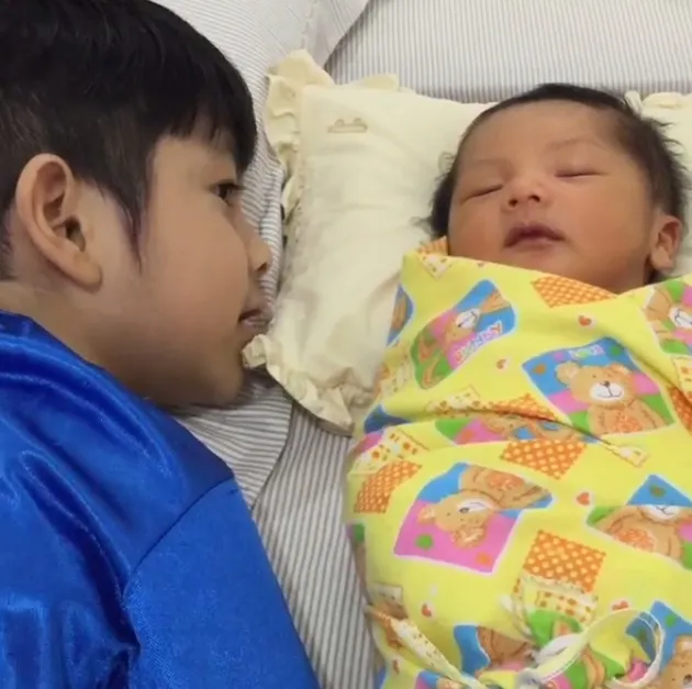 FOTO: DAFFA SOFA PUNYA ADIK BAYI, GANTENGNYA KELEWATAN! - KapanLagi.com