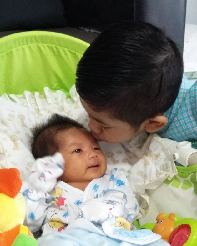FOTO: DAFFA SOFA PUNYA ADIK BAYI, GANTENGNYA KELEWATAN! - KapanLagi.com