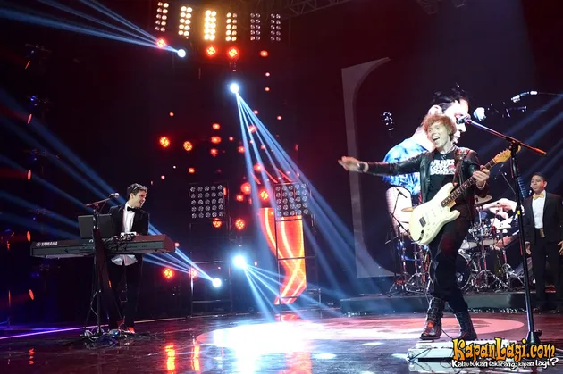Dengan Bangga Matt Hart sang gitaris mempersilahkan Ollie Jacobs untuk membuka penampilan mereka pada MEGA KONSER DUNIA yang disiarkan langsung oleh RCTI ini.