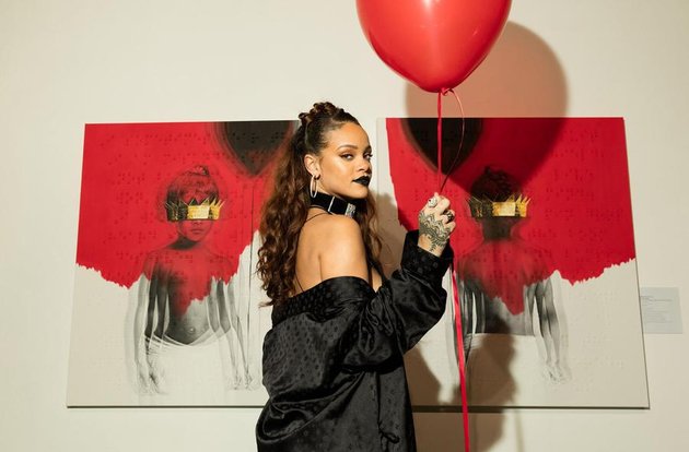 Rihanna menjadi salah satu penyanyi yang albumnya yang berjudul 'ANTI' paling ditunggu di tahun 2016 ini. Para penggemarnya pun semakin penasaran berat setelah Rihanna beberapa kali mengunggah teaser klip penuh misteri.