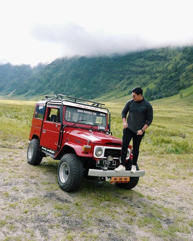 Photo of Darma Mangkuluhur, Tommy Soeharto's Son, Vacationing in Bromo with Girlfriend and Yasmine Wildblood's Family