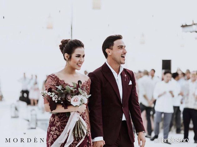 FOTO: DEKORASI ROMANTIS RESEPSI RAISA & HAMISH DAUD DI 