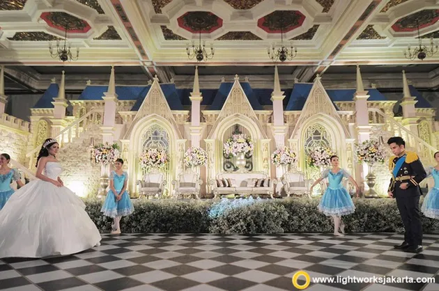 FOTO: DEKORASI WONDERLAND MEWAH ALA WEDDING RACHEL VENNYA 