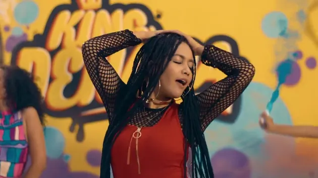 Denada kembali mengguncang industri musik Tanah Air lewat sebuah rilisan klip terbaru, 'De Nada'.
