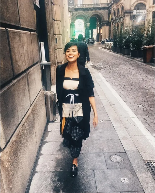 Eva Celia tampak Stylish dan Edgy