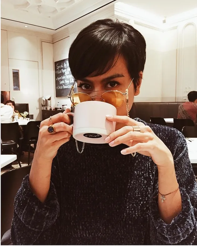Eva Celia tampak Stylish dan Edgy