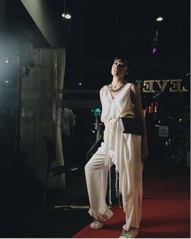 Eva Celia tampak Stylish dan Edgy