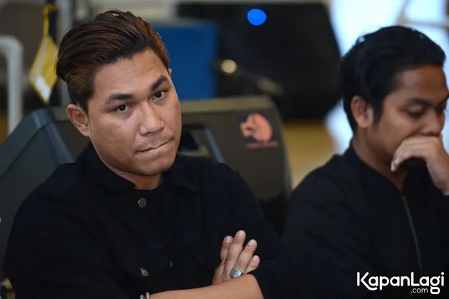 Saat ditemui di KFC Kemang, Jakarta Selatan, Jum'at (28/7), frontman dari band Armada yakni Rizal menceritakan soal album terbaru mereka yakni Maju Terus Pantang Mundur. Yuk kita simak!