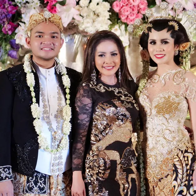 FOTO: DERETAN ARTIS HADIRI RESEPSI PERNIKAHAN MOMO GEISHA 