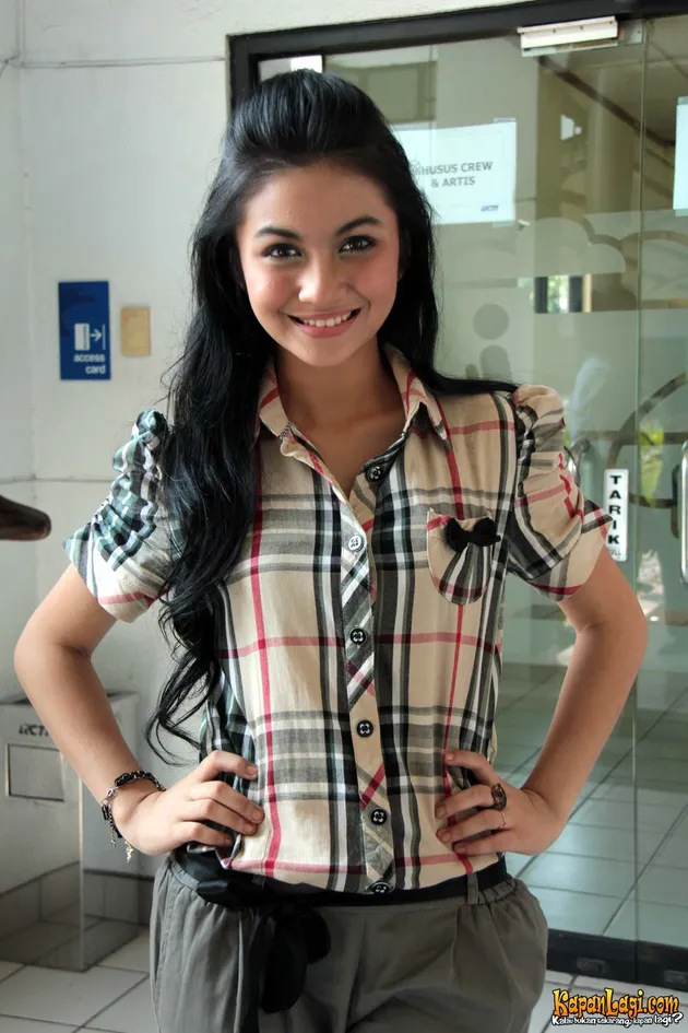selebriti indonesia, artis cantik indonesia, senyum artis indonesia