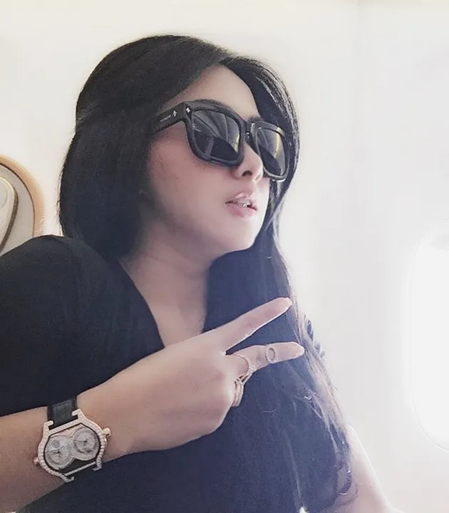 FOTO: DETAIL HARGA OOTD SIMPEL SYAHRINI SAAT TERBANG 