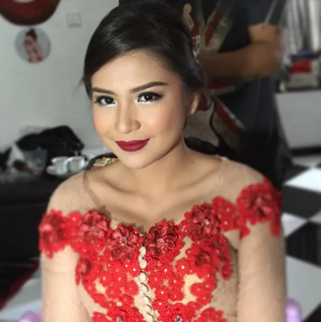 FOTO: DETAIL KEBAYA & MAKE UP PUTRI TITIAN SAAT TUNANGAN 