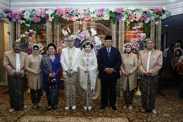 Foto pernikahan putri Gubernur Soekarwo - Kartika Prawita