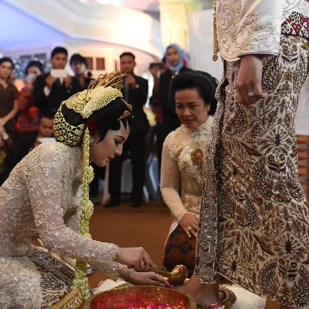 Foto pernikahan putri Gubernur Soekarwo - Kartika Prawita