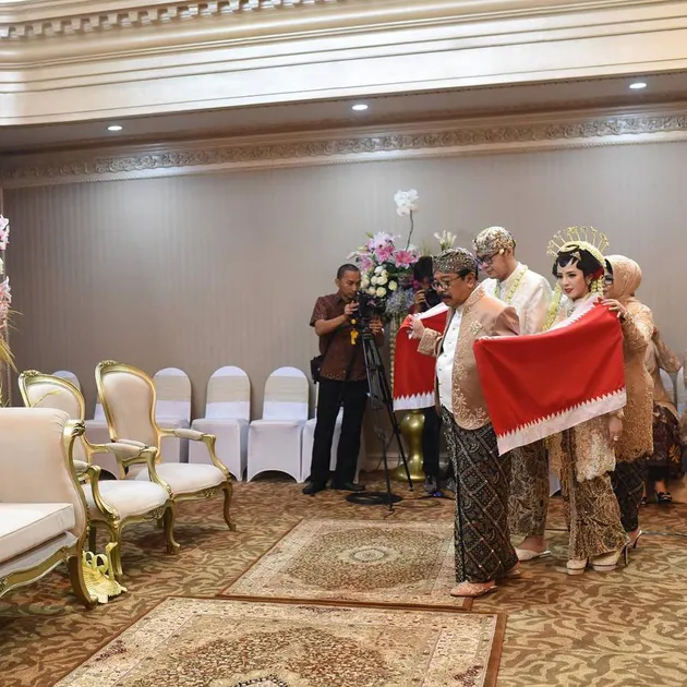 Foto pernikahan putri Gubernur Soekarwo - Kartika Prawita