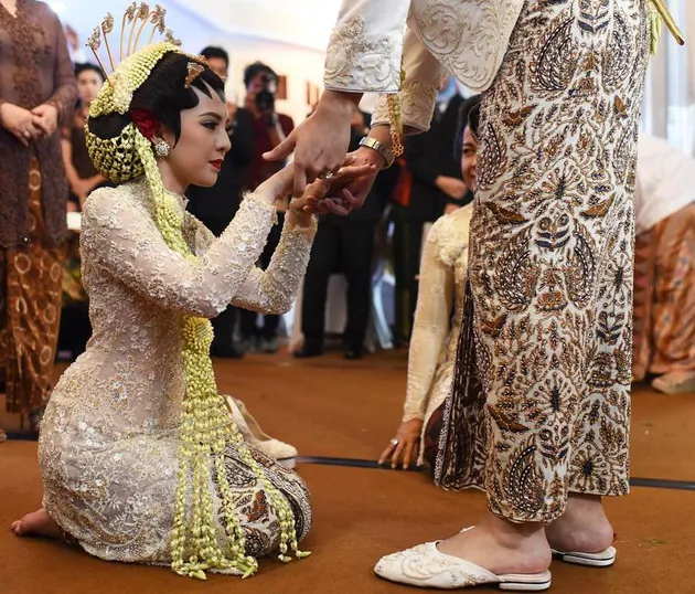 Foto pernikahan putri Gubernur Soekarwo - Kartika Prawita