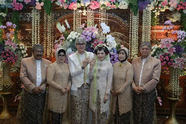 Foto pernikahan putri Gubernur Soekarwo - Kartika Prawita