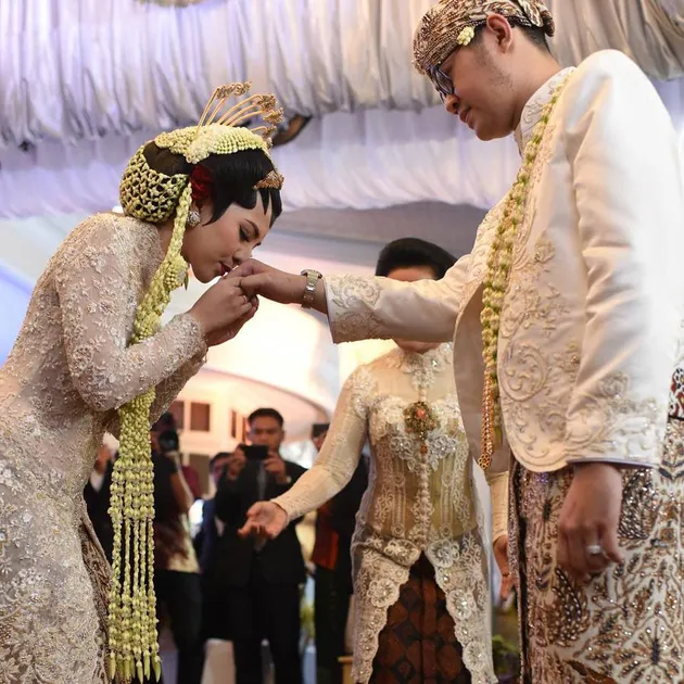 Foto pernikahan putri Gubernur Soekarwo - Kartika Prawita