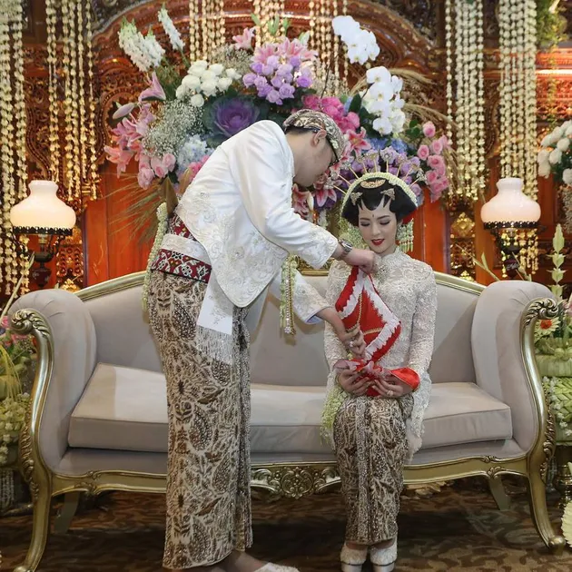 Foto pernikahan putri Gubernur Soekarwo - Kartika Prawita