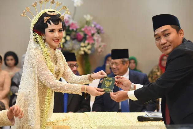 Foto pernikahan putri Gubernur Soekarwo - Kartika Prawita