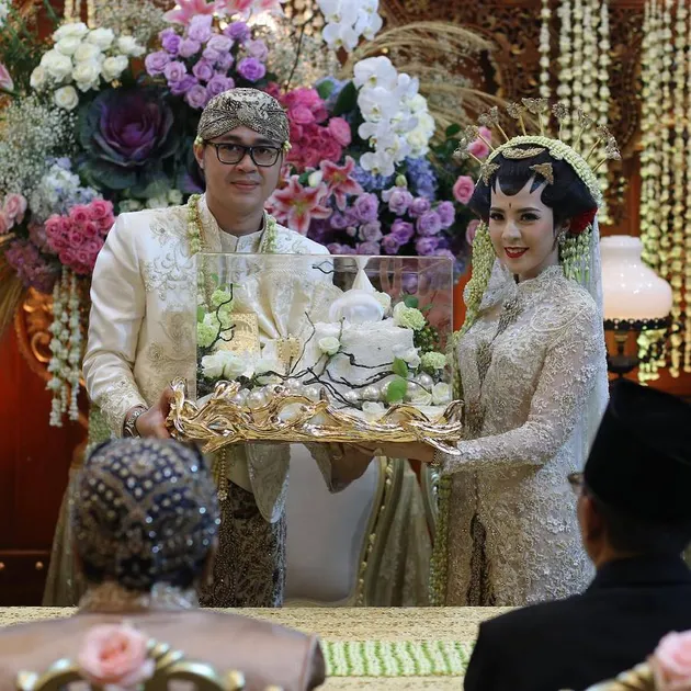 Foto pernikahan putri Gubernur Soekarwo - Kartika Prawita