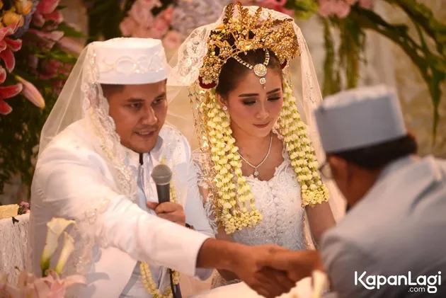 FOTO Detik-Detik Ijab Kabul Ryana Dea-Puadin Redi, Resmi ...