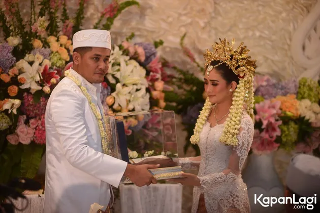 Pernikahan Ryana Dea-Puadin Redi