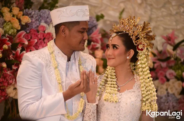 Pernikahan Ryana Dea-Puadin Redi
