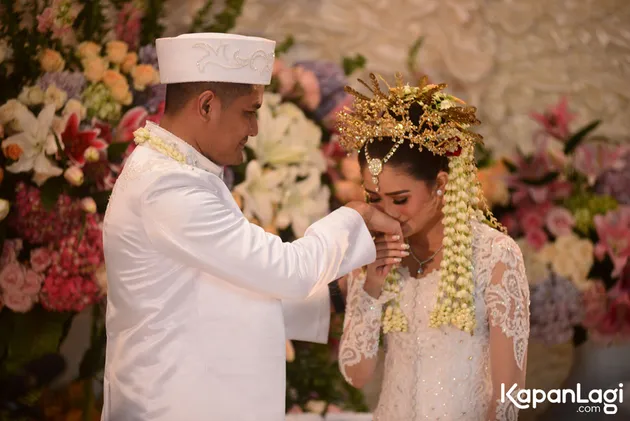 Pernikahan Ryana Dea-Puadin Redi