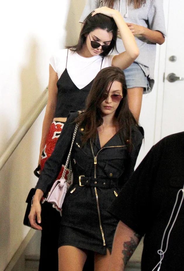 Bella Hadid Jatuh di Runway New York Fashion Week
