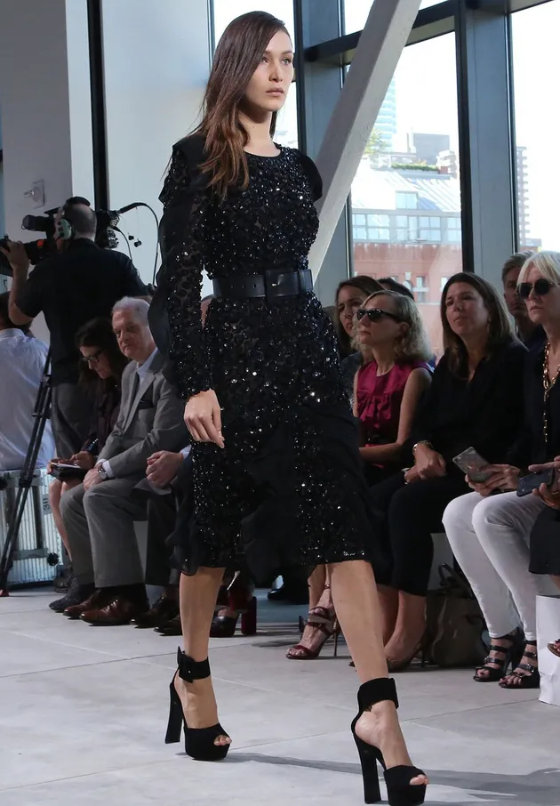 Bella Hadid Jatuh di Runway New York Fashion Week