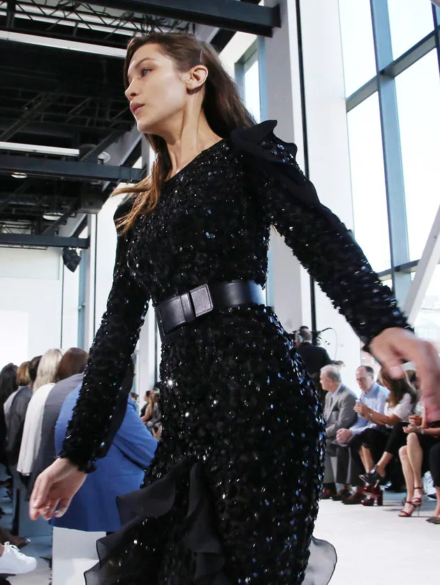 Bella Hadid Jatuh di Runway New York Fashion Week
