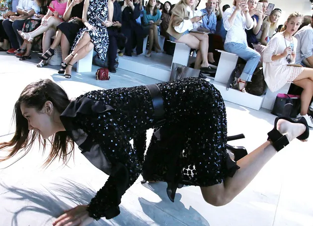 Bella Hadid Jatuh di Runway New York Fashion Week