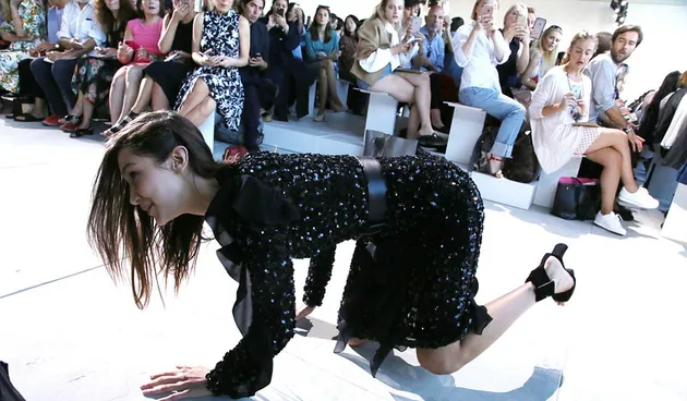 Bella Hadid Jatuh di Runway New York Fashion Week