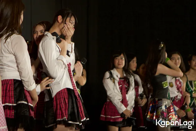 FOTO: Detik-Detik Mengharukan, Ve Umumkan Pensiun Dari JKT48!