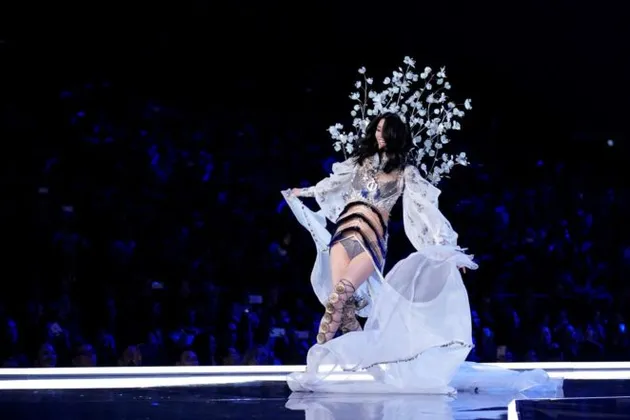 Ming Xi Victoria\&#039;s Secret Fashion Show 2017