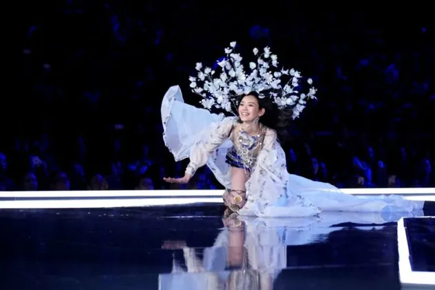 Ming Xi Victoria\&#039;s Secret Fashion Show 2017