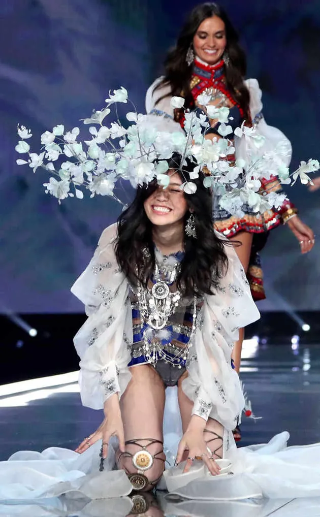 Ming Xi Victoria\&#039;s Secret Fashion Show 2017