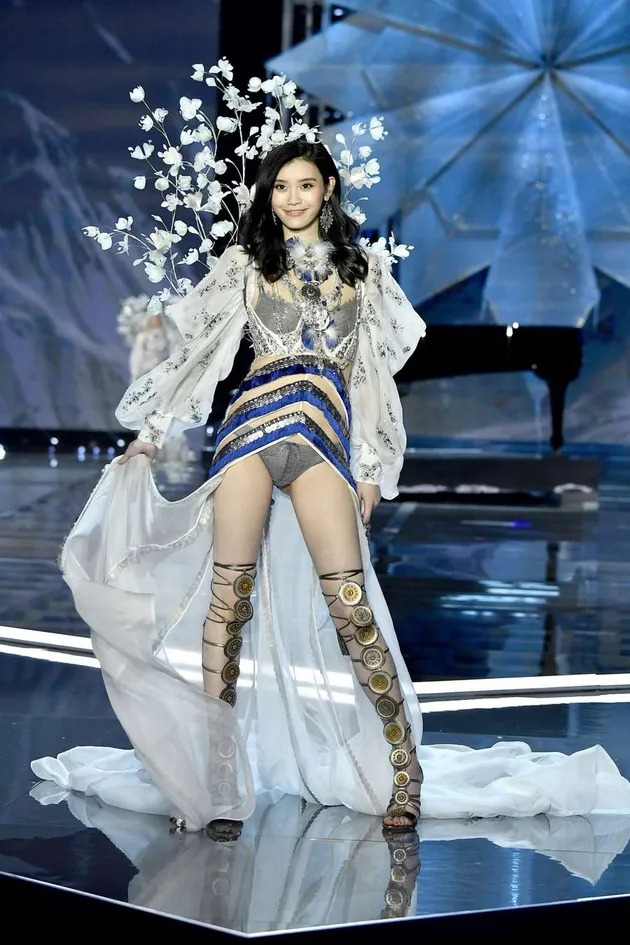 Ming Xi Victoria\&#039;s Secret Fashion Show 2017