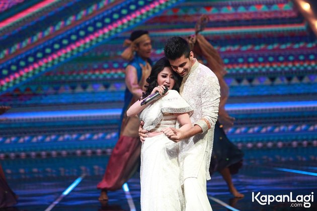 Dengan suaranya yang merdu dan tarian yang begitu indah, Dewi Perssik terlihat sedang menari dengan salah satu bintang India. Suasana dunia Bollywood begitu terasa dari atas panggung.