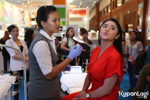 Dewi Perssik sulam bibir