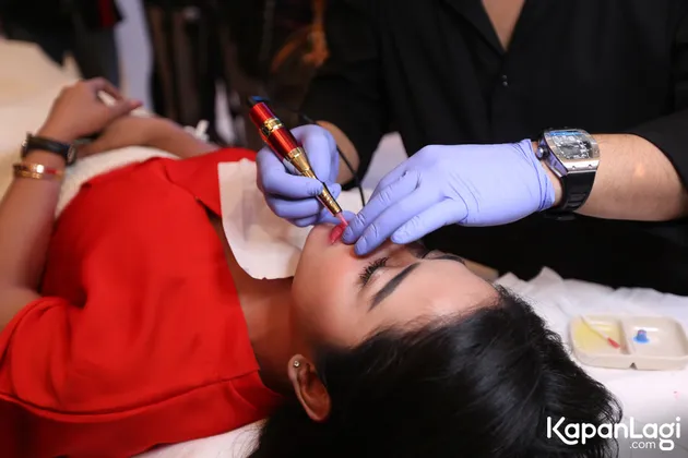 Dewi Perssik sulam bibir