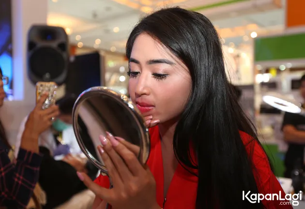 Dewi Perssik sulam bibir